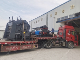 1000*700液壓對(duì)輥制砂機(jī)，1210反擊破發(fā)往四川