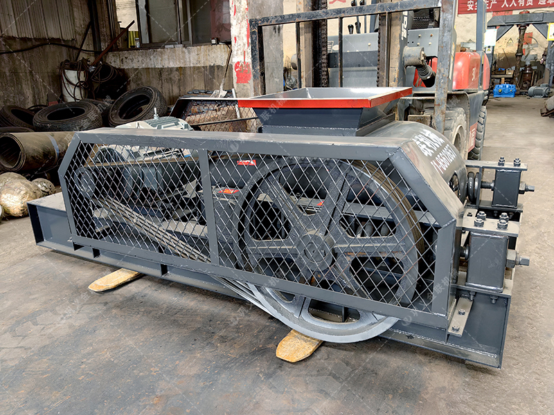 大塊煤矸石直接喂料會損壞設(shè)備？狼牙齒輥為何敢承諾'來者不拒'？