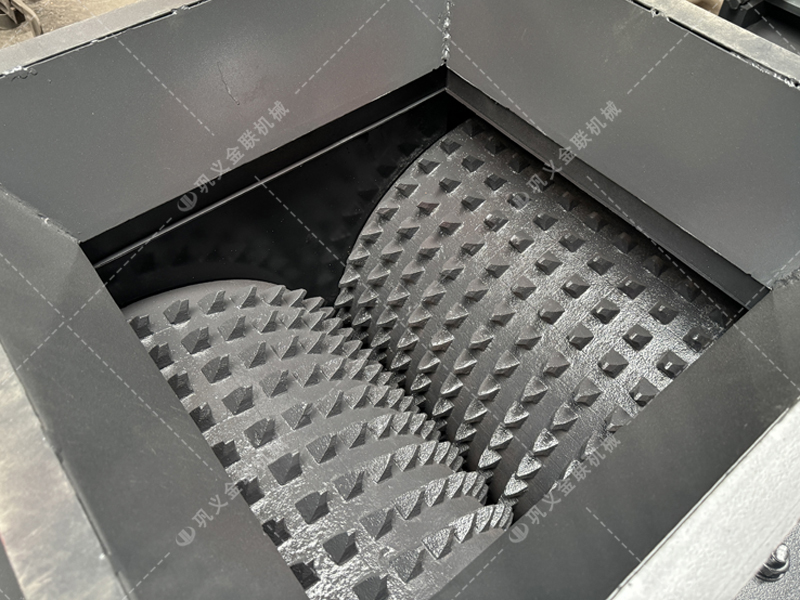 大塊煤矸石直接喂料會損壞設(shè)備？狼牙齒輥為何敢承諾'來者不拒'？