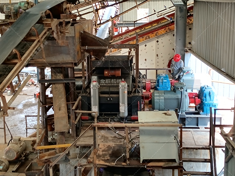 時產(chǎn)100噸和200噸的石灰石生產(chǎn)線，選擇的液壓對輥制砂機有何不同？